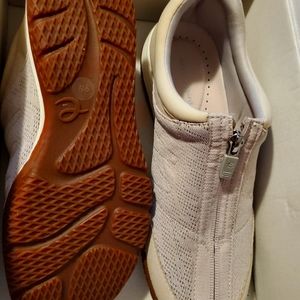 Easy Spirit zipper top shoes